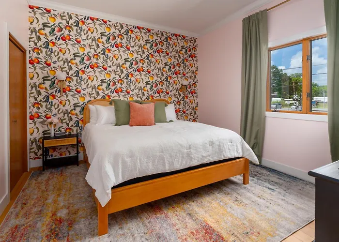 Whole Rental! 5 King Beds, 2 Hot Tubs * Cobden