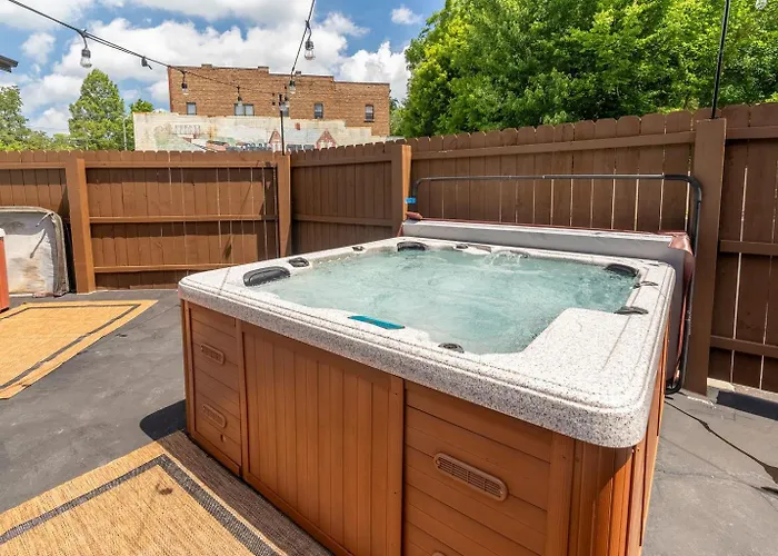 Hotel Whole Rental! 5 King Beds, 2 Hot Tubs