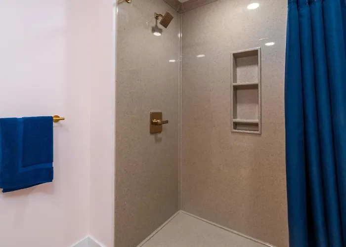 Whole Rental! 5 King Beds, 2 Hot Tubs Cobden