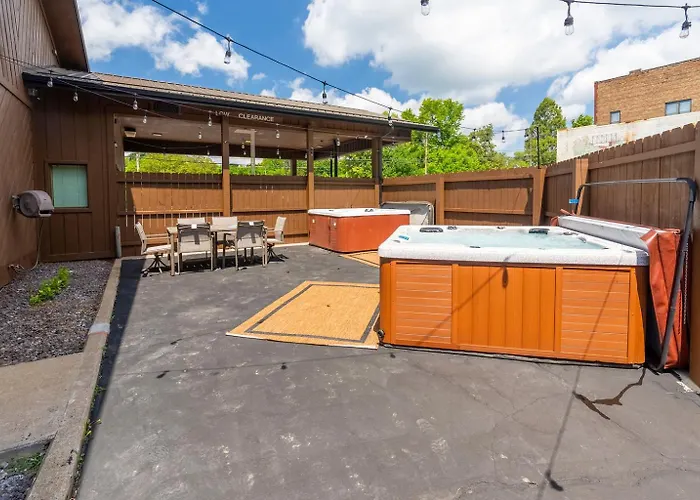 Whole Rental! 5 King Beds, 2 Hot Tubs Cobden
