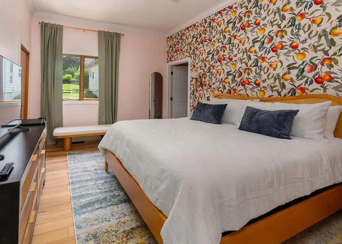 Whole Rental! 5 King Beds, 2 Hot Tubs * Cobden