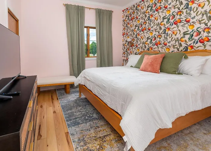 Hotel Whole Rental! 5 King Beds, 2 Hot Tubs Cobden
